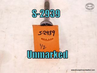 S-2939 – Unmarked 1/2 inch lined and scalloped veiner – $20.00